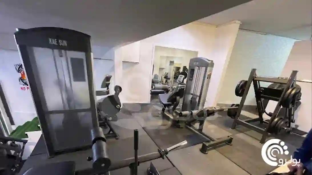 باشگاه-بدنسازی-استخر-طاق-کسری-تهران-بهترین-لوازم-ورزشی-کیفیت-منطقه-یک-تخفیف-بلیط-باشگاه.webp
